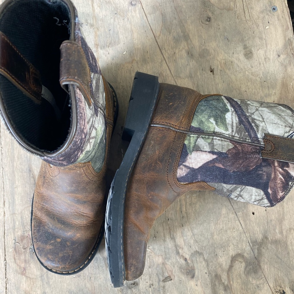 Youth Ariat boots size 2.5